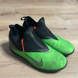 Nike Indoor Soccer Shoes. Phantom Vision VSN. Green and‎ Black. Size 5Y.